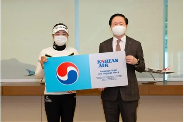 スポンサー契約を結び、記念撮影する高選手（左）と禹基洪（ウ・ギホン）大韓航空社長（高選手のマネジメント会社提供）＝（聯合ニュース）≪転載・転用禁止≫