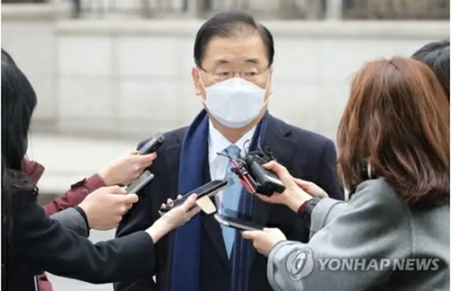 報道陣に囲まれる鄭義溶氏＝21日、ソウル（聯合ニュース）