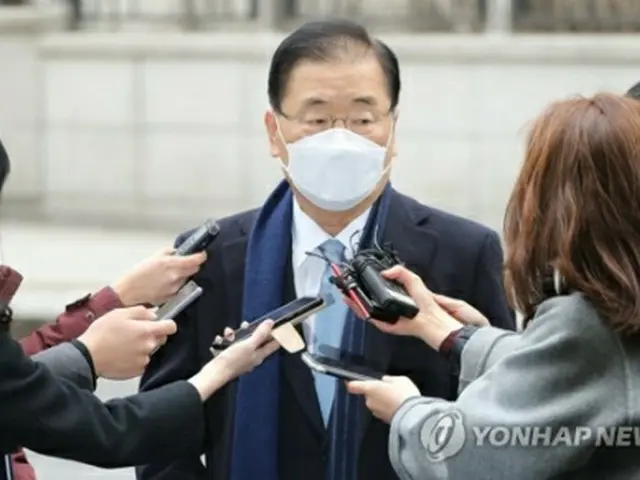 報道陣に囲まれる鄭義溶氏＝21日、ソウル（聯合ニュース）