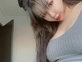 “11キロ減量”BOM（元2NE1）、タイトなファッション＆尖った顎ラインを誇る