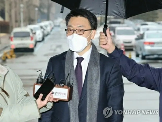 報道陣の質問に答える金処長＝２１日、果川（聯合ニュース）