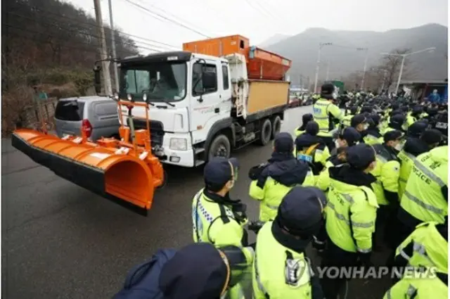 基地に入る工事車両＝２２日、星州（聯合ニュース）