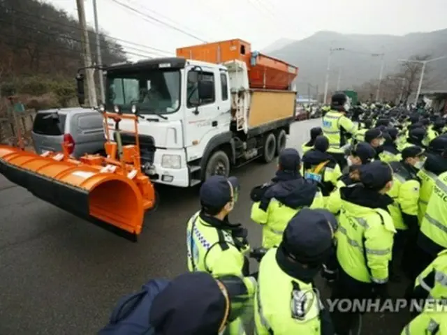 基地に入る工事車両＝２２日、星州（聯合ニュース）