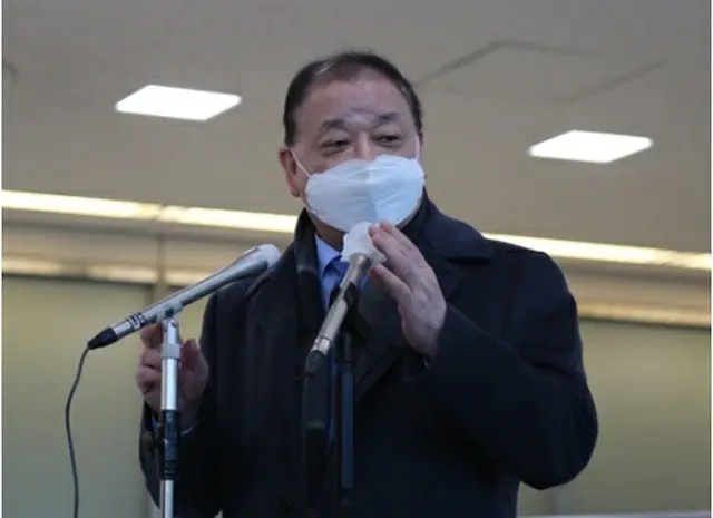 成田空港で取材に応じる姜昌一氏＝22日、成田（聯合ニュース）