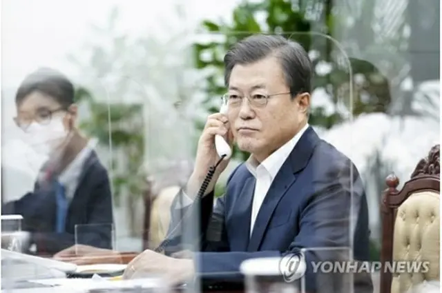 昨年１１月、ジョンソン首相と電話会談を行う文在寅大統領（資料写真）＝（聯合ニュース）
