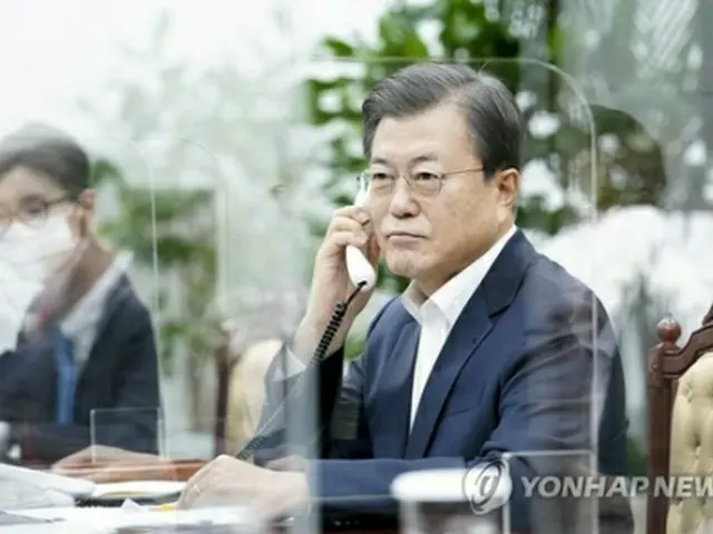 昨年１１月、ジョンソン首相と電話会談を行う文在寅大統領（資料写真）＝（聯合ニュース）