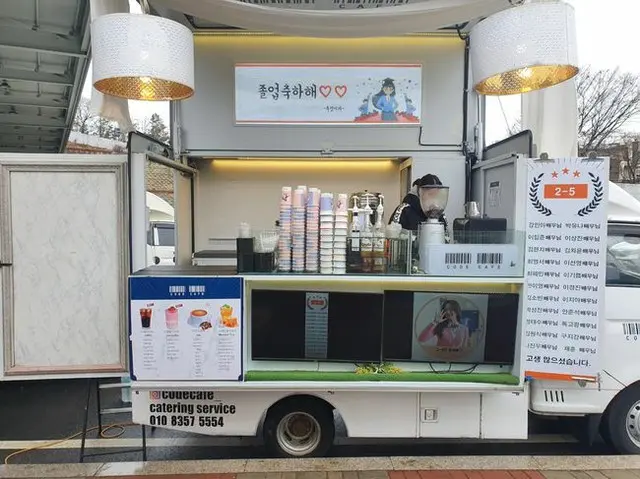 女優ムン・ガヨン、ドラマ「女神降臨」の共演者のために自費でコーヒートラックをプレゼント（画像提供:wowkorea）