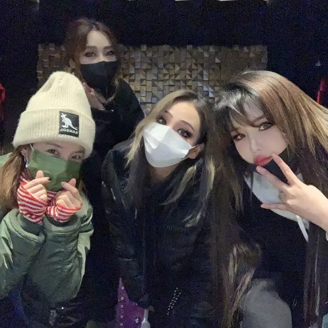 歌手サンダラ・パクが久しぶりに「2NE1」完全体集合を公開して嬉びをプレゼントした。（画像提供:OSEN）