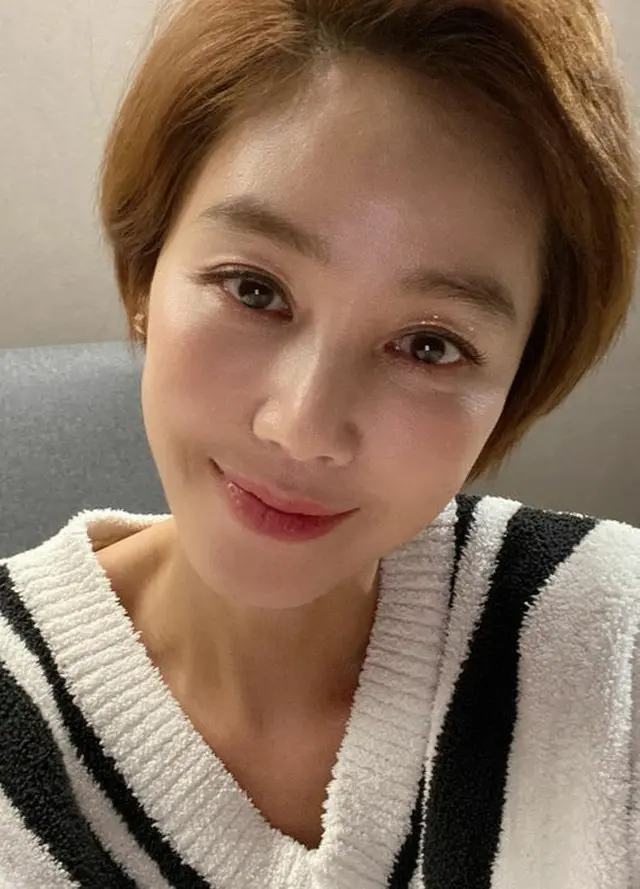 女優キム・ソンリョン、念入りなヘアとメイクで蜂蜜肌の高級美人完成（画像提供:wowkorea）