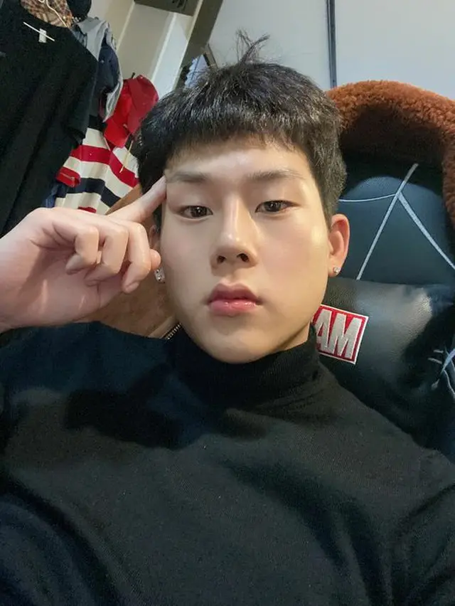 ジュホンが「MONSTA X」の公式SNSに自撮り2枚を投稿した。（画像提供:wowkorea）
