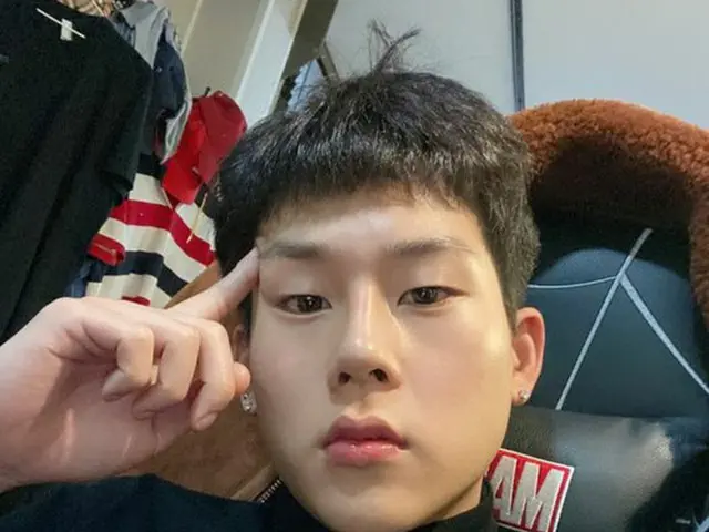 ジュホンが「MONSTA X」の公式SNSに自撮り2枚を投稿した。（画像提供:wowkorea）