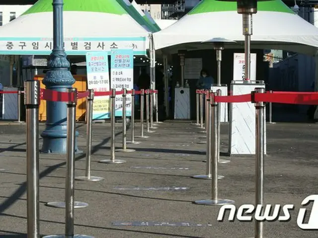 24日午前、ソウル駅広場に設けられた新型コロナウイルス感染症の臨時選別診療所が閑散としている（画像提供:wowkorea）