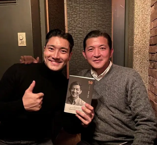 シウォン（SUPER JUNIOR）、“意外な人脈？”実業家のホン・ジョンウクとツーショットを公開（画像提供:wowkorea）