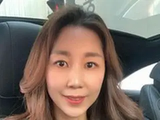“歌手ユン・ジョンシン妻”チョン・ミラ、ちょっとかきあげても美貌爆発…童顔美貌そのもの