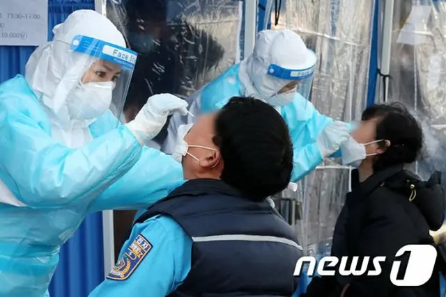 韓国の大田の臨時選別診療所で、市民たちが新型コロナの検査を受けている（画像提供:wowkorea）