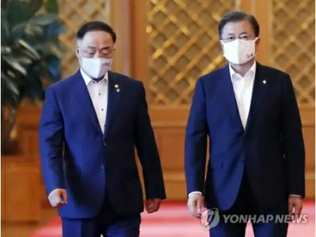 昨年6月、青瓦台で開かれた非常経済会議に出席する文大統領（右）と洪楠基・経済副首相兼企画財政部長官（資料写真）＝（聯合ニュース）