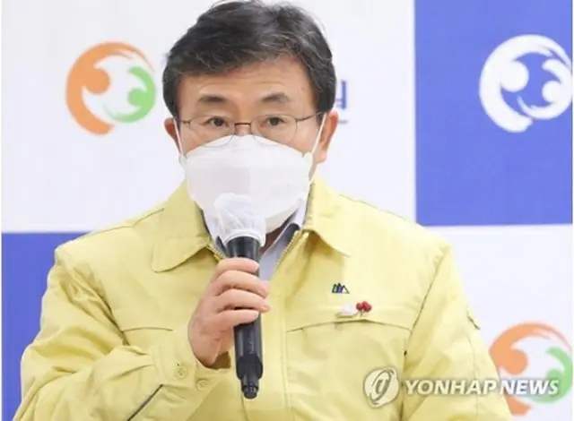 ソウル近郊・京畿道の平沢の病院であいさつする権徳チョル保健福祉部長官＝２６日、平沢（聯合ニュース）