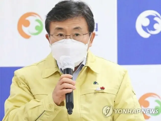 ソウル近郊・京畿道の平沢の病院であいさつする権徳チョル保健福祉部長官＝２６日、平沢（聯合ニュース）
