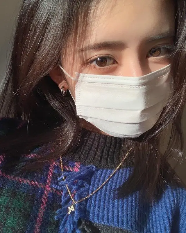 「NiziU」のRIMA、美しい瞳が見つめるどアップで近況報告…年齢診断アプリでも年上判定のギャップに反響（画像:「NiziU」公式インスタグラム）