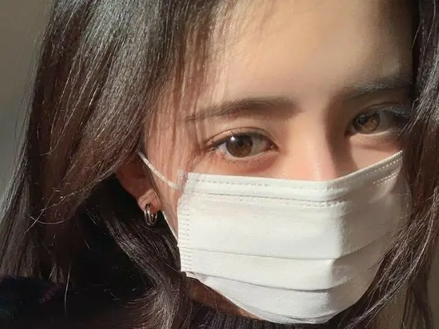 「NiziU」のRIMA、美しい瞳が見つめるどアップで近況報告…年齢診断アプリでも年上判定のギャップに反響（画像:「NiziU」公式インスタグラム）