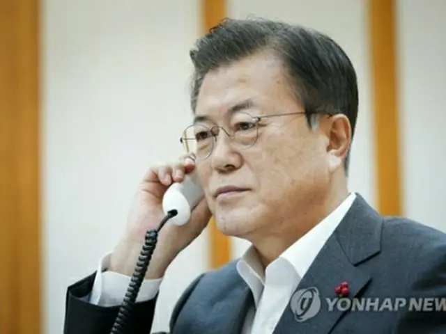 文在寅大統領が習近平国家主席と電話会談を行った（青瓦台提供）＝（聯合ニュース）≪転載・転用禁止≫
