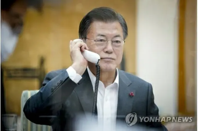 26日午後、習主席と電話会談する文大統領（青瓦台提供）＝（聯合ニュース）≪転載・転用禁止≫