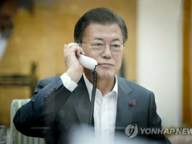 26日午後、習主席と電話会談する文大統領（青瓦台提供）＝（聯合ニュース）≪転載・転用禁止≫