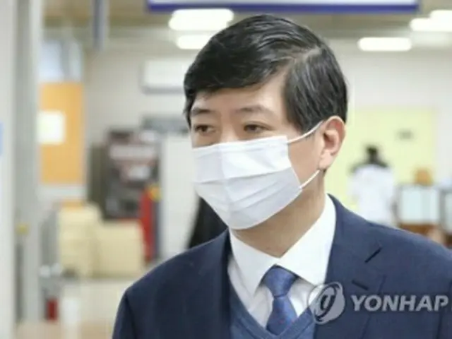 公判に出席した金弘傑氏＝２７日、ソウル（聯合ニュース）