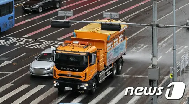 去る18日、韓国ソウル市で除雪車が除雪剤を散布している様子（画像提供:wowkorea）