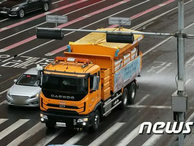 去る18日、韓国ソウル市で除雪車が除雪剤を散布している様子（画像提供:wowkorea）