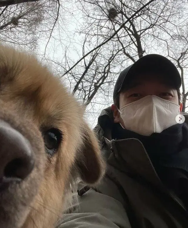 俳優チョ・スンウ、安楽死の危機が迫っていた捨て犬を保護しツーショット公開（画像提供:wowkorea）