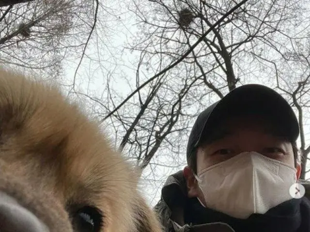俳優チョ・スンウ、安楽死の危機が迫っていた捨て犬を保護しツーショット公開（画像提供:wowkorea）