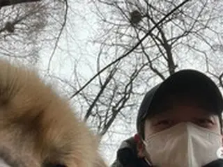 俳優チョ・スンウ、安楽死の危機が迫っていた捨て犬を保護しツーショット公開