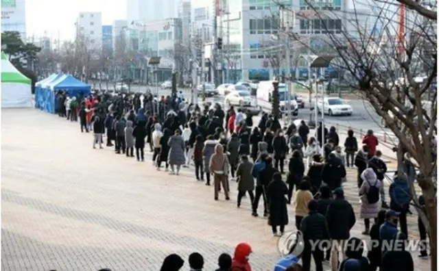 慶尚北道の浦項市庁前に設置された新型コロナウイルスの専用検査所＝27日、浦項（聯合ニュース）
