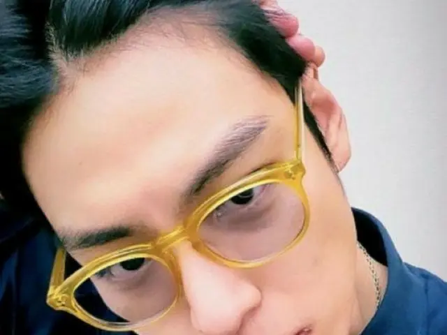 T.O.P（BIGBANG）、唇が少し荒れる位がチャーミング？…髪を撫でつけたダンディなショットを公開（画像提供:wowkorea）
