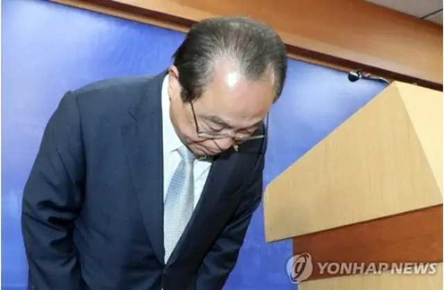 昨年４月の記者会見で謝罪する呉巨敦（オ・ゴドン）前釜山市長＝（聯合ニュース）