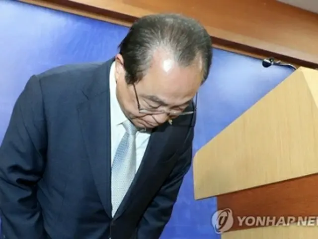 昨年４月の記者会見で謝罪する呉巨敦（オ・ゴドン）前釜山市長＝（聯合ニュース）