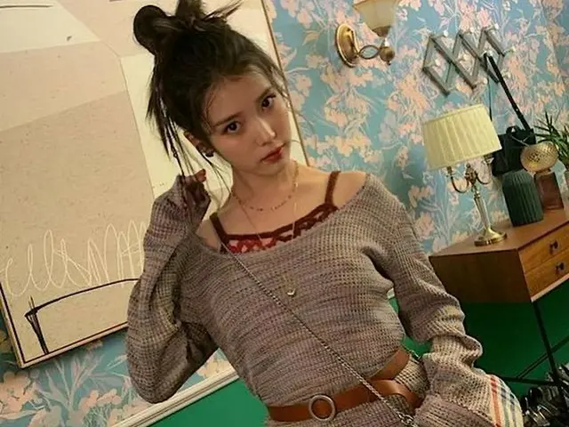 “チャート1位”IU（アイユー）、華奢な肩を露出し強烈な眼差し...セクシー美まで（画像提供:wowkorea）