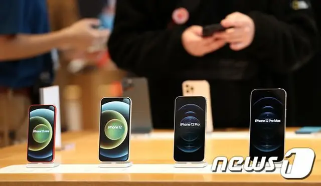 韓国ソウルのアップルストアに陳列されているiPhone12シリーズ（画像提供:wowkorea）