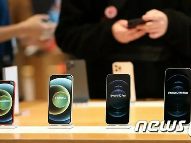 韓国ソウルのアップルストアに陳列されているiPhone12シリーズ（画像提供:wowkorea）