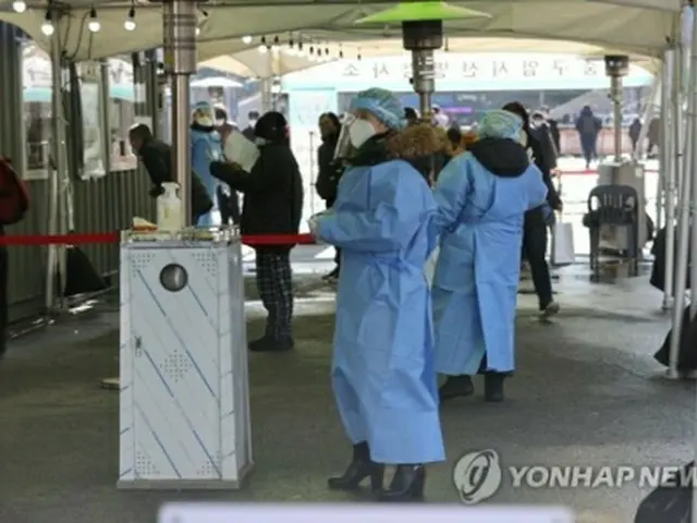 ソウル駅前の広場に設置された新型コロナウイルスの専用診療所（資料写真）＝（聯合ニュース）