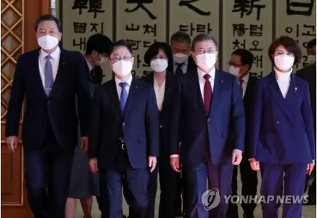 移動する文大統領（右から2人目）ら＝29日、ソウル（聯合ニュース）