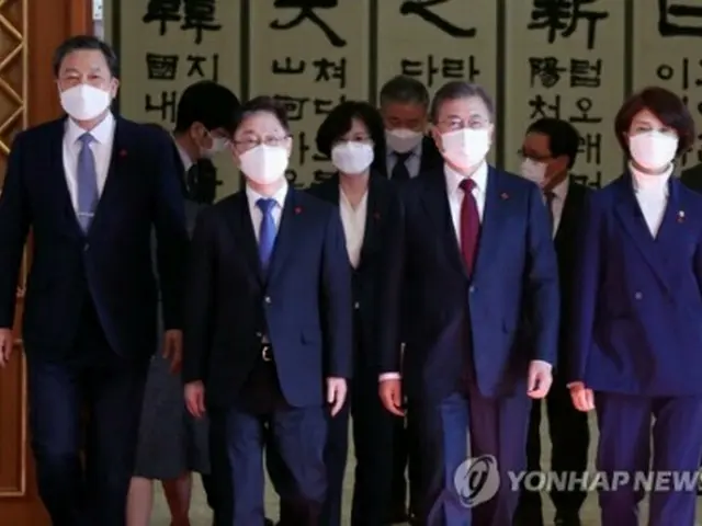 移動する文大統領（右から2人目）ら＝29日、ソウル（聯合ニュース）