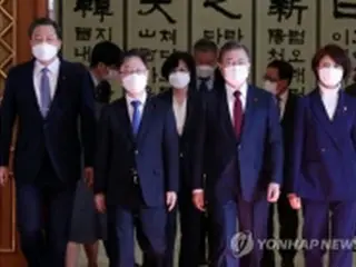 文大統領　法相らに任命状