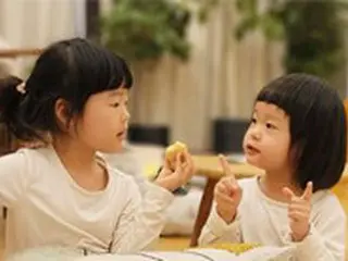 女優ソ・ユジン、夫の料理研究家ペク・ジョンウォンも親バカになる愛らしい姉妹の日常公開
