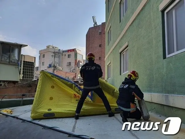 6階から飛び降りた40代が救助マットで一命をとりとめる…部屋から注射器が見つかる＝韓国（画像提供:wowkorea）