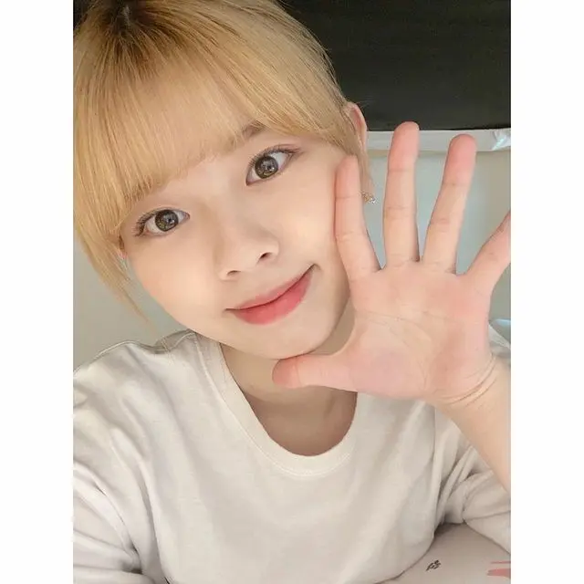 「NiziU」のRIKU、インスタで幼少期の思い出を語る…「私の手形めっちゃちっちゃい」（画像:「NiziU」公式インスタグラム）