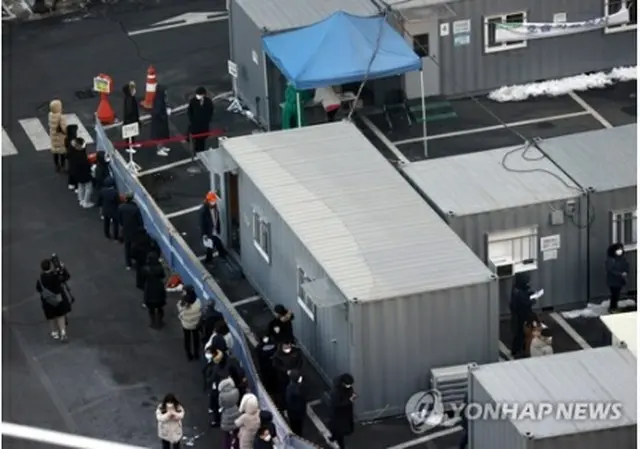 新型コロナウイルス検査を待つ市民ら（資料写真）＝（聯合ニュース）