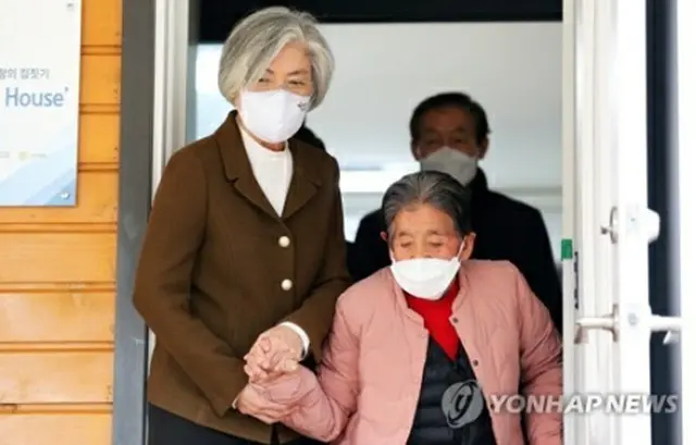パクさんの手を取る康氏（左）＝１日、浦項（聯合ニュース）