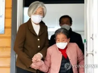 離任前の韓国外相が慰安婦被害者を訪問　事前告知なしは日本配慮？